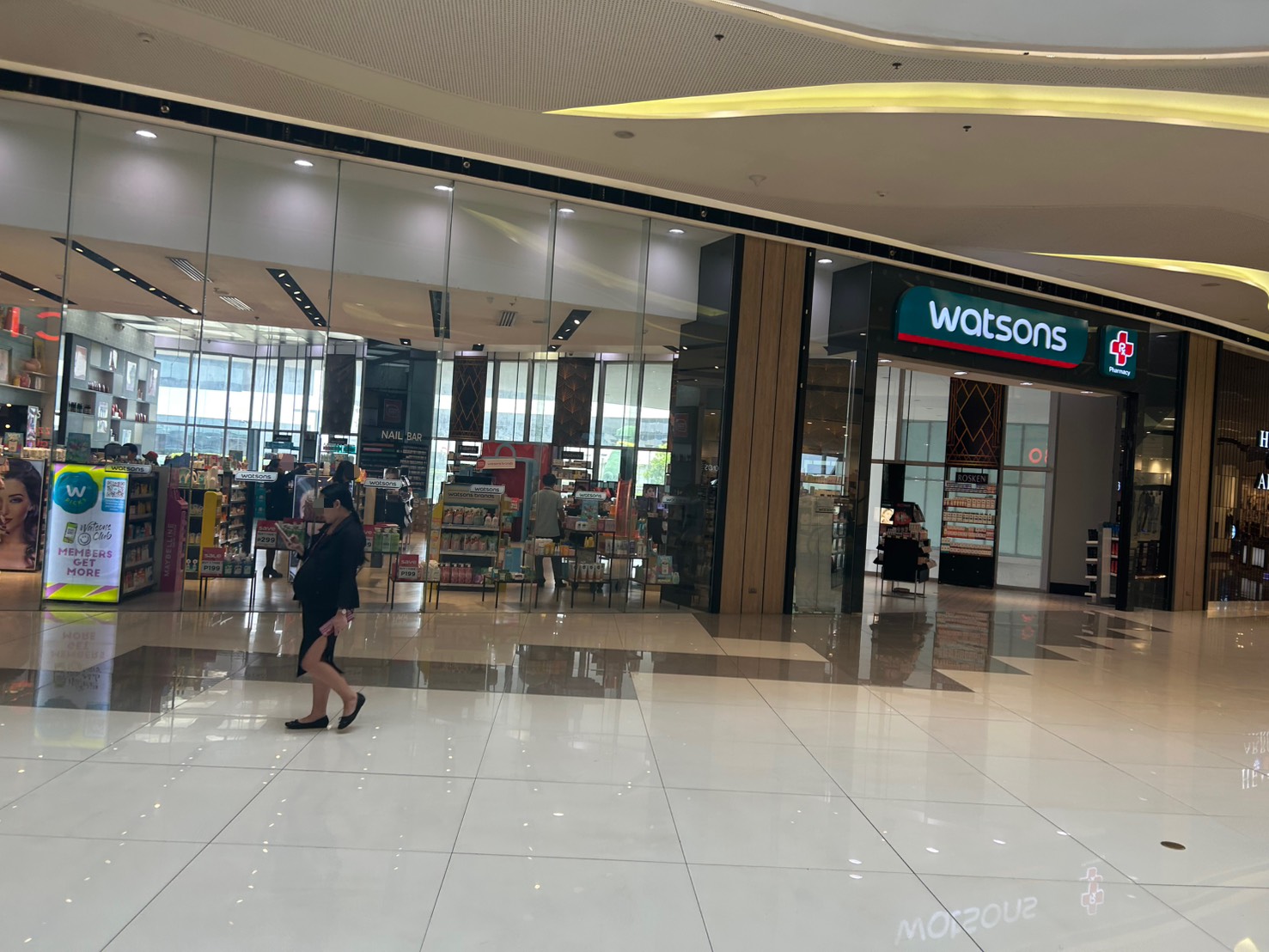 セブ本島のSMシーサイドモールでショッピング