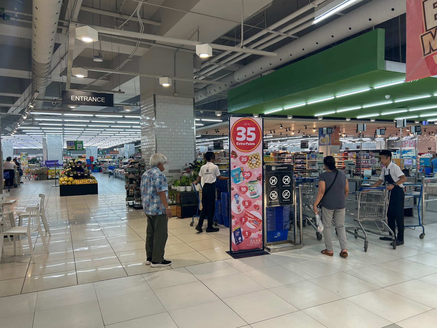 SMシーサイドモール内のスーパーで買い物