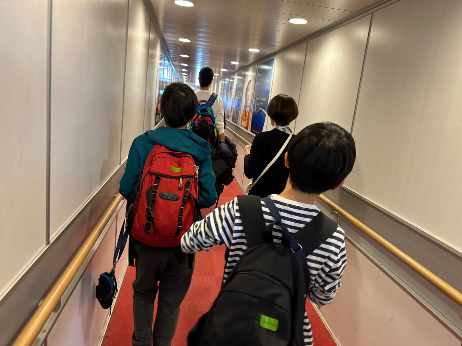 セブパシフィック航空の飛行機に搭乗する様子