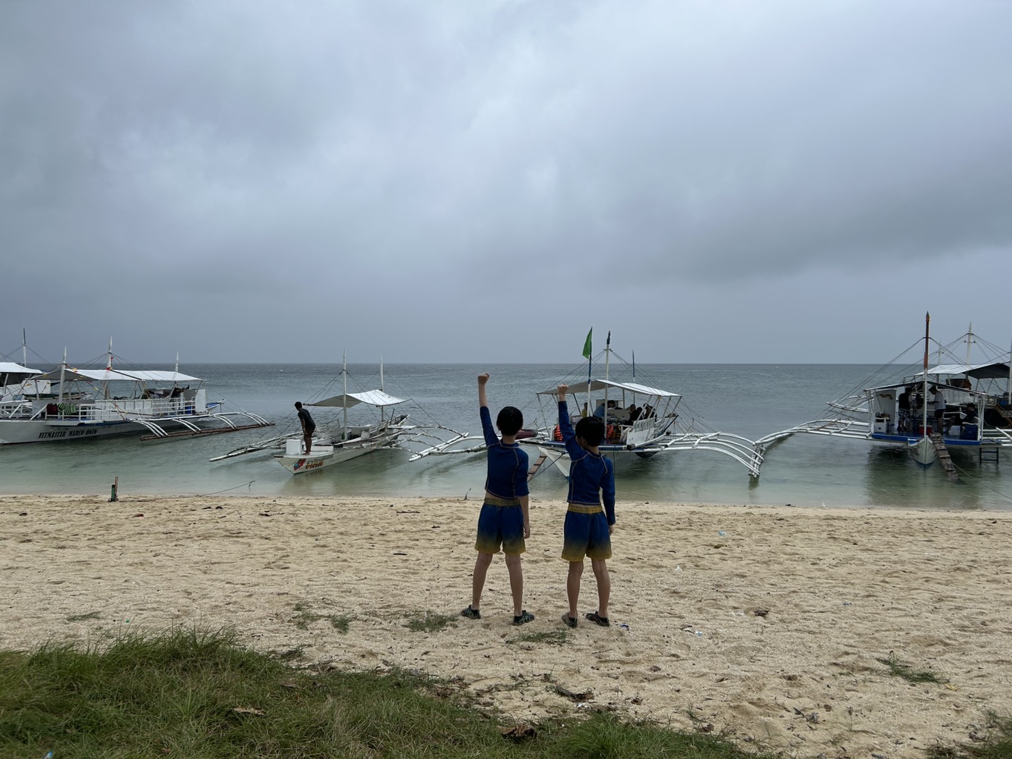 曇り空の下ビーチ風景