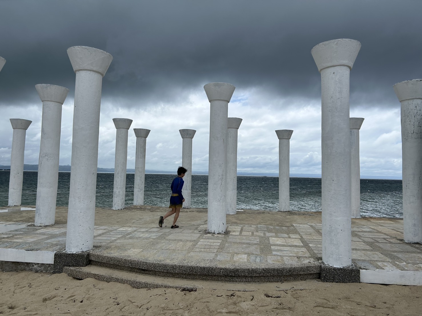 雨雲が迫る島の空とビーチの様子