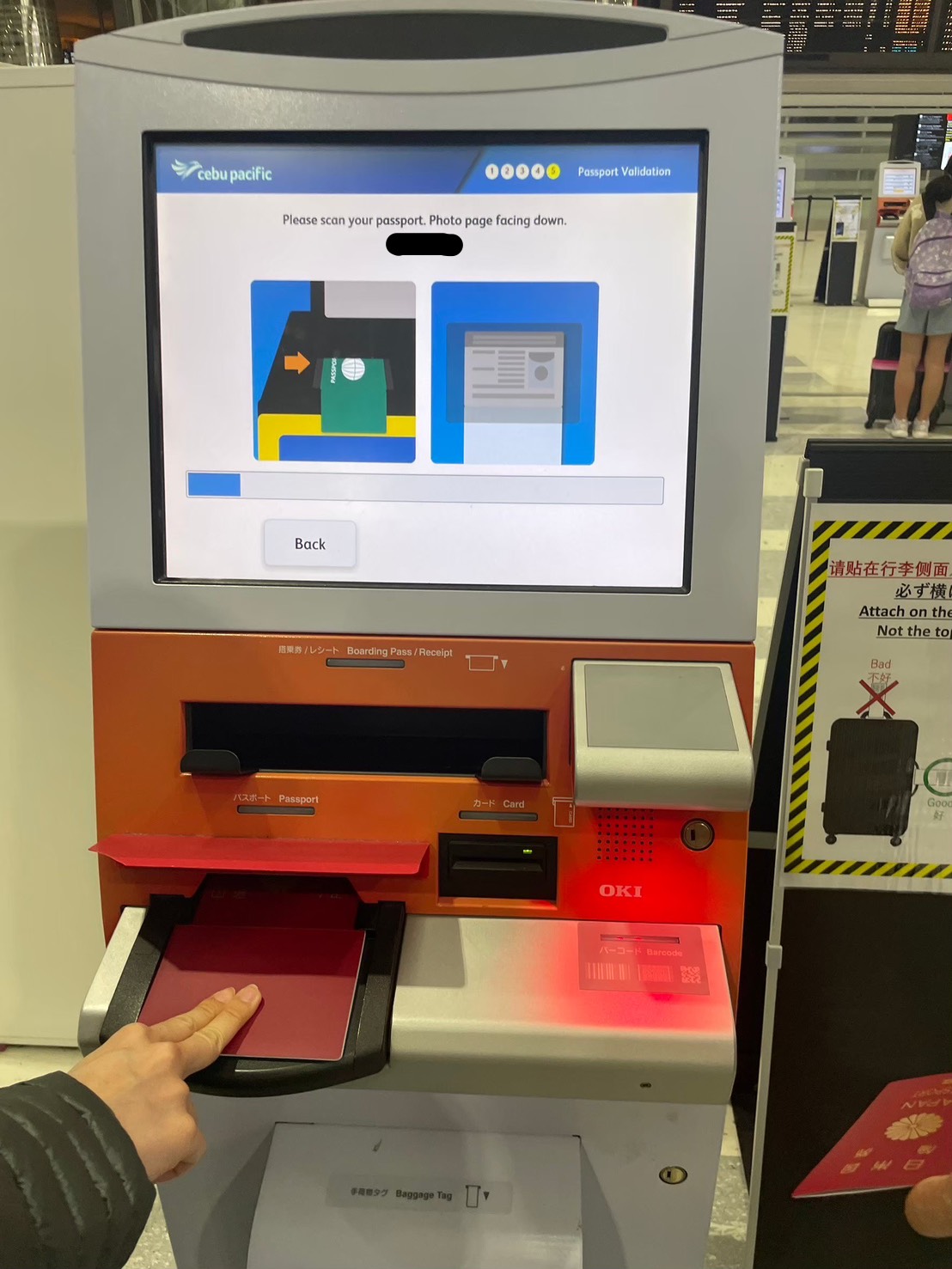 自動チェックイン機でパスポートをスキャンしている様子