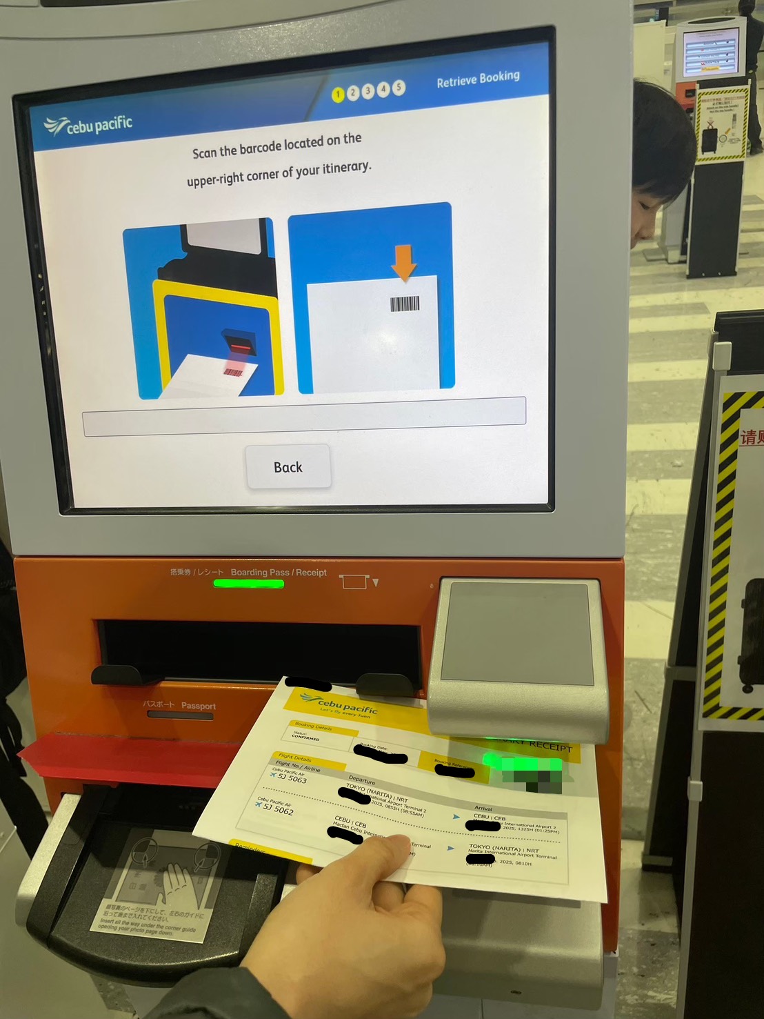 セブパシフィック航空の自動チェックイン機でバーコードを読み取る様子