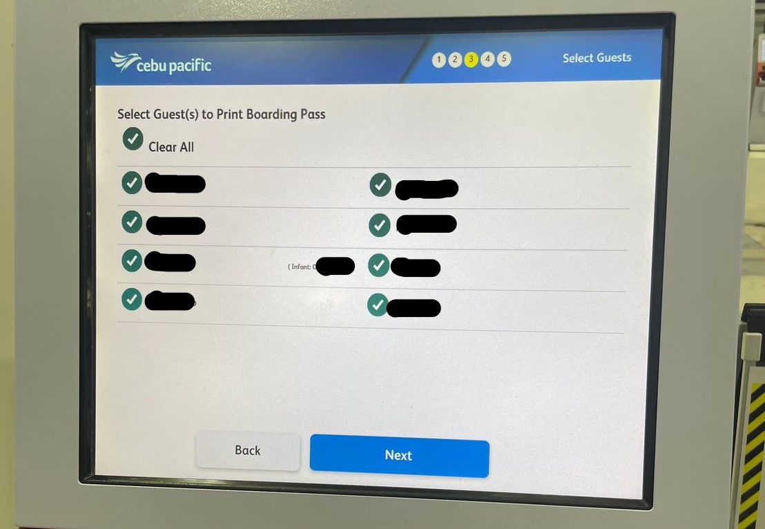 セブパシフィック航空の自動チェックイン機で画面操作を進める様子