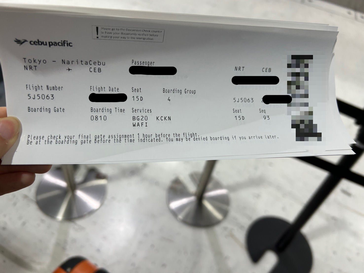 自動チェックイン機から搭乗券が発行される様子