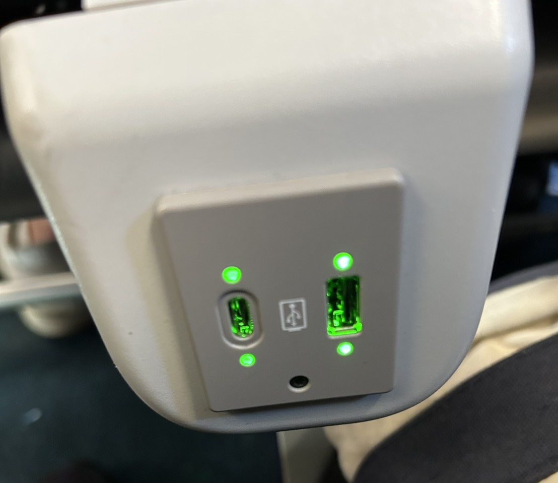 ブパシフィック航空機内の座席に備わったUSBポート