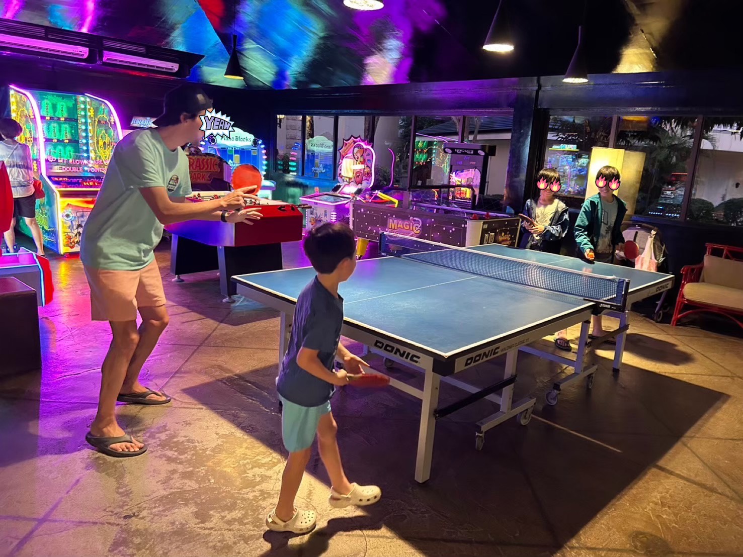 ゲームセンターで卓球