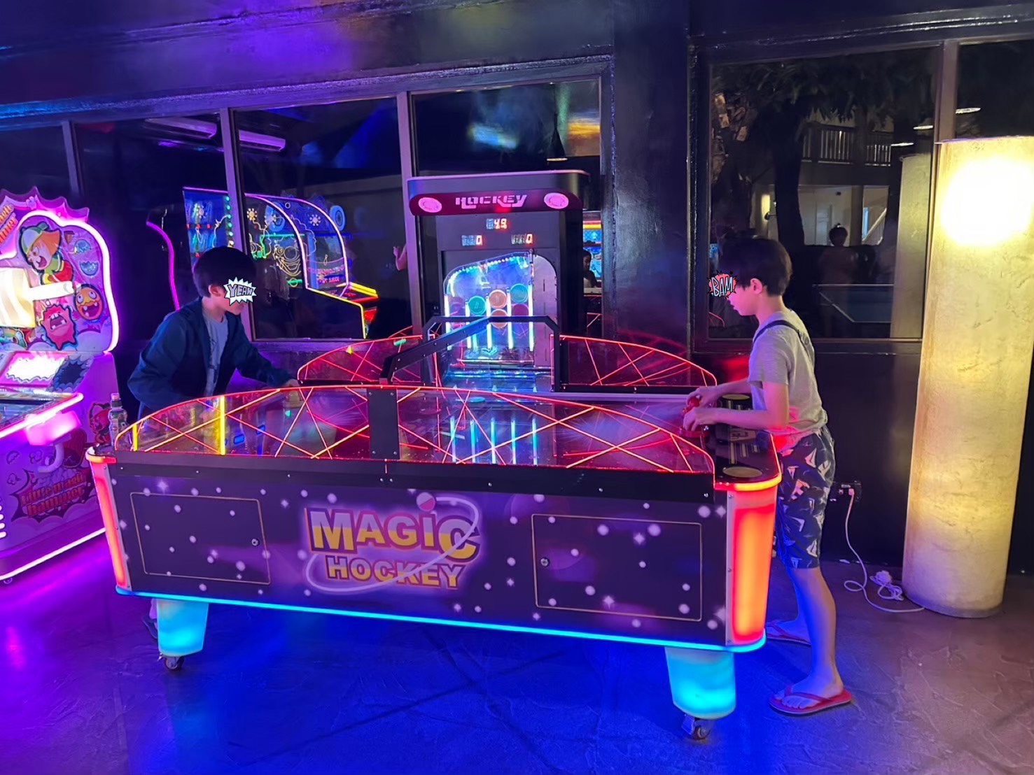 ゲームセンターで遊ぶ子どもたち