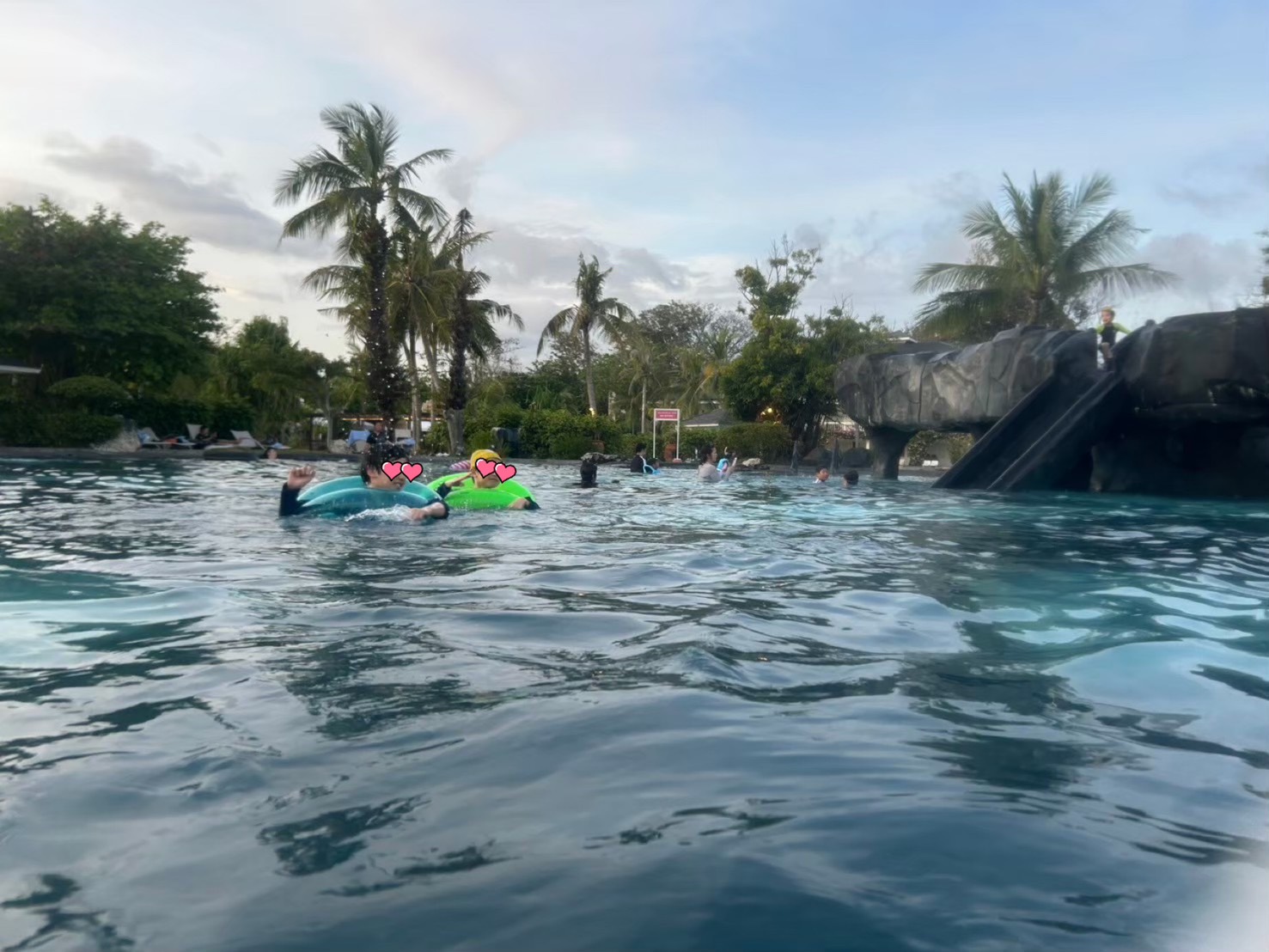 プールの滑り台で遊ぶ