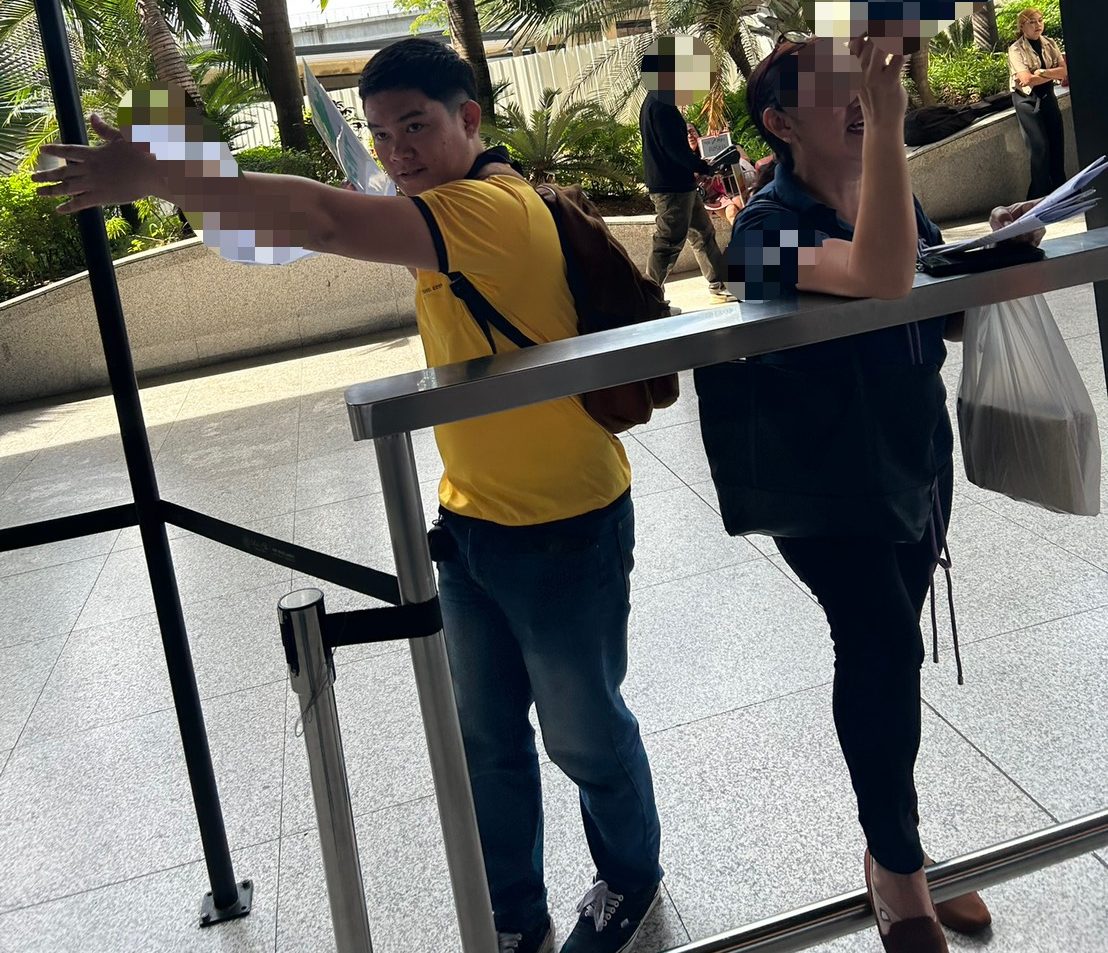 セブ・マクタン空港の出口付近でガイドが待っている様子