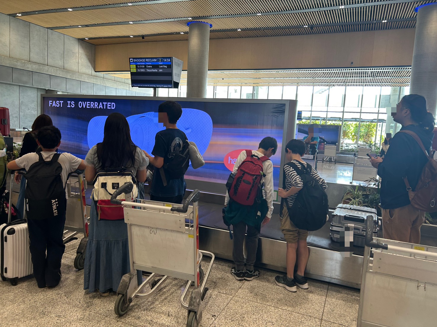 セブ・マクタン空港で荷物を受け取る様子