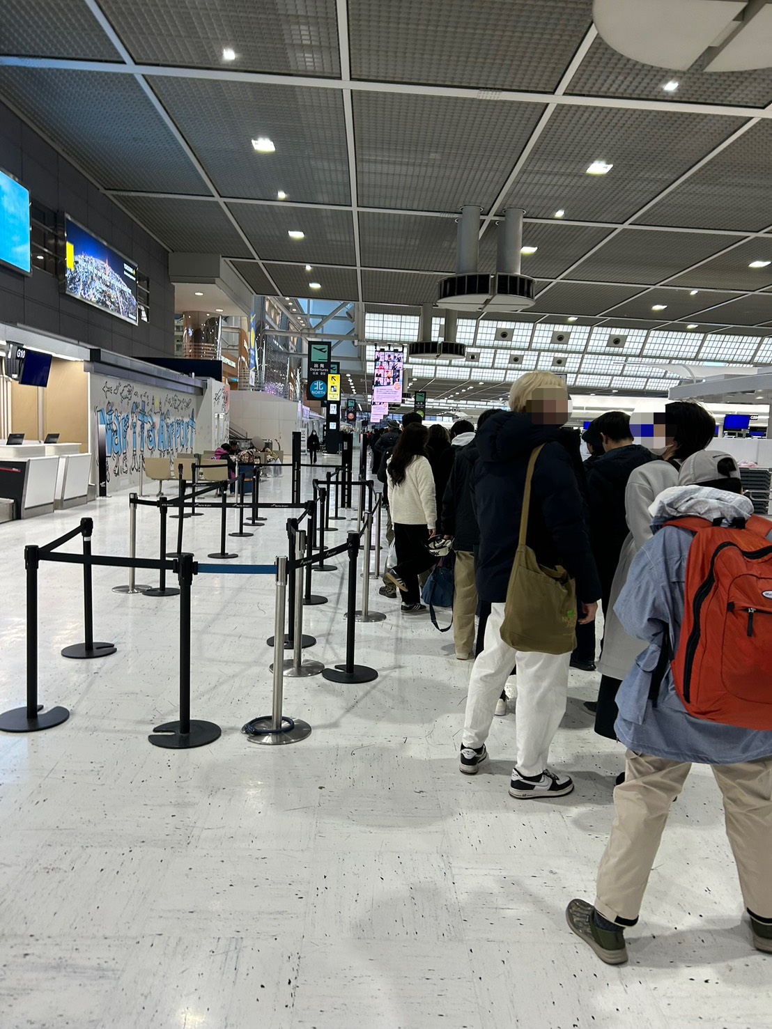 成田空港の保安検査場に並ぶ列の様子