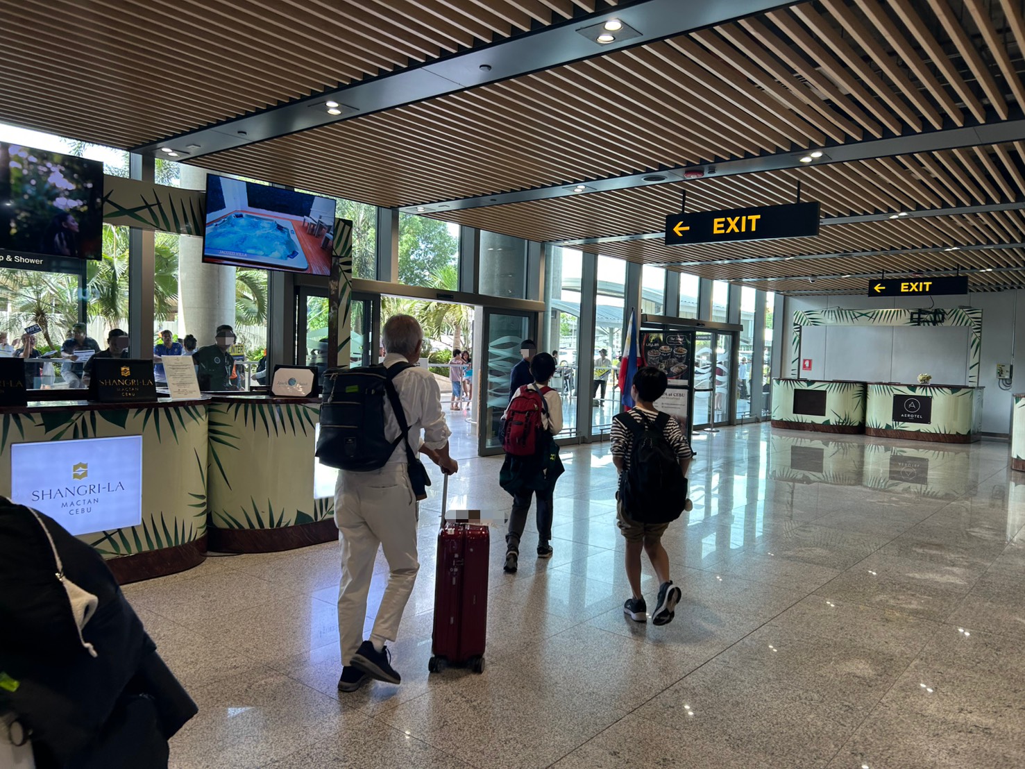 セブ・マクタン空港の出口に向かう様子