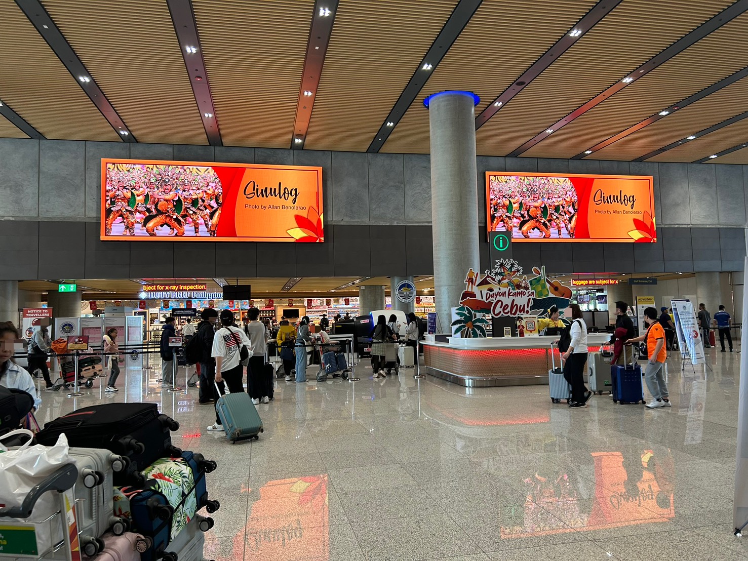 セブ・マクタン空港で税関へ向かう通路の様子