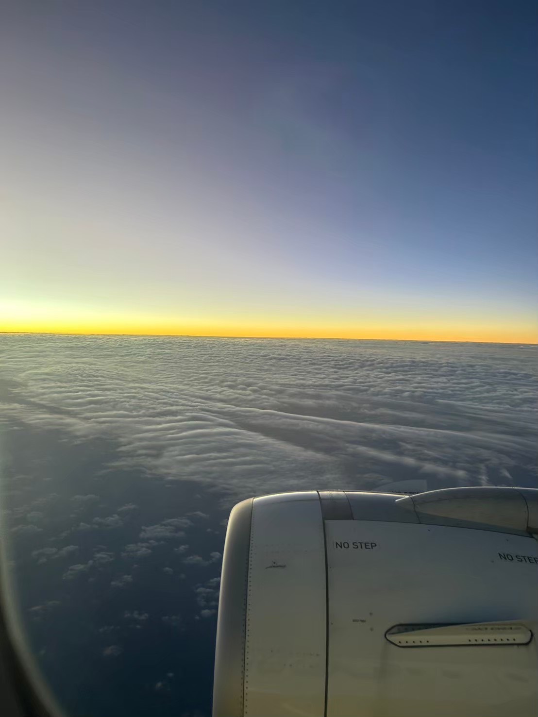 飛行機の窓から見える美しい朝日
