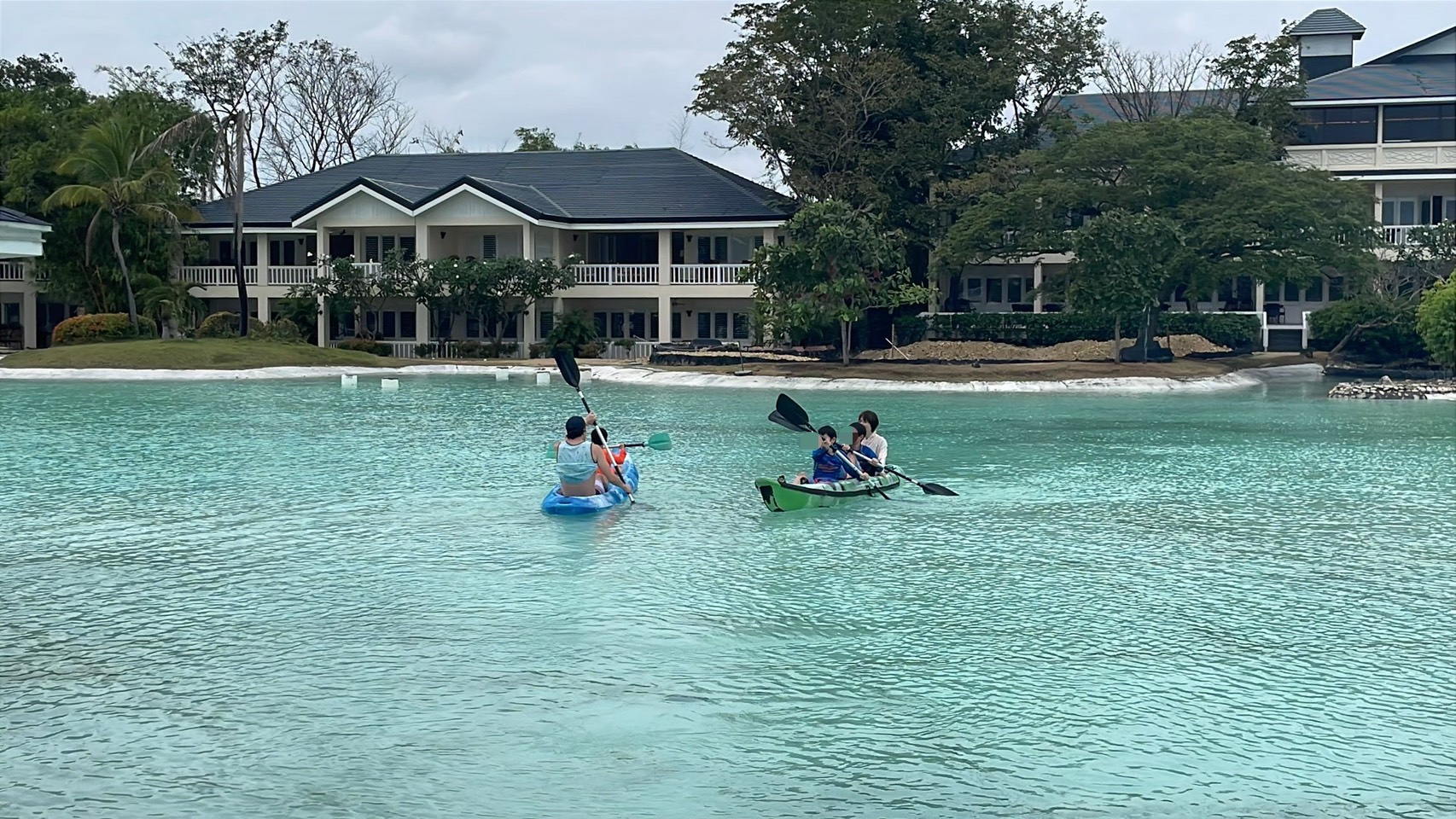 プランテーションベイのラグーンでカヌー体験