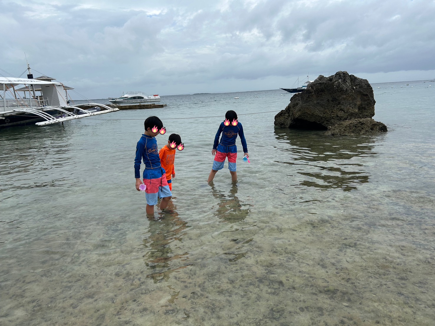 プランテーションベイの浅瀬で小さな魚を見つける子ども