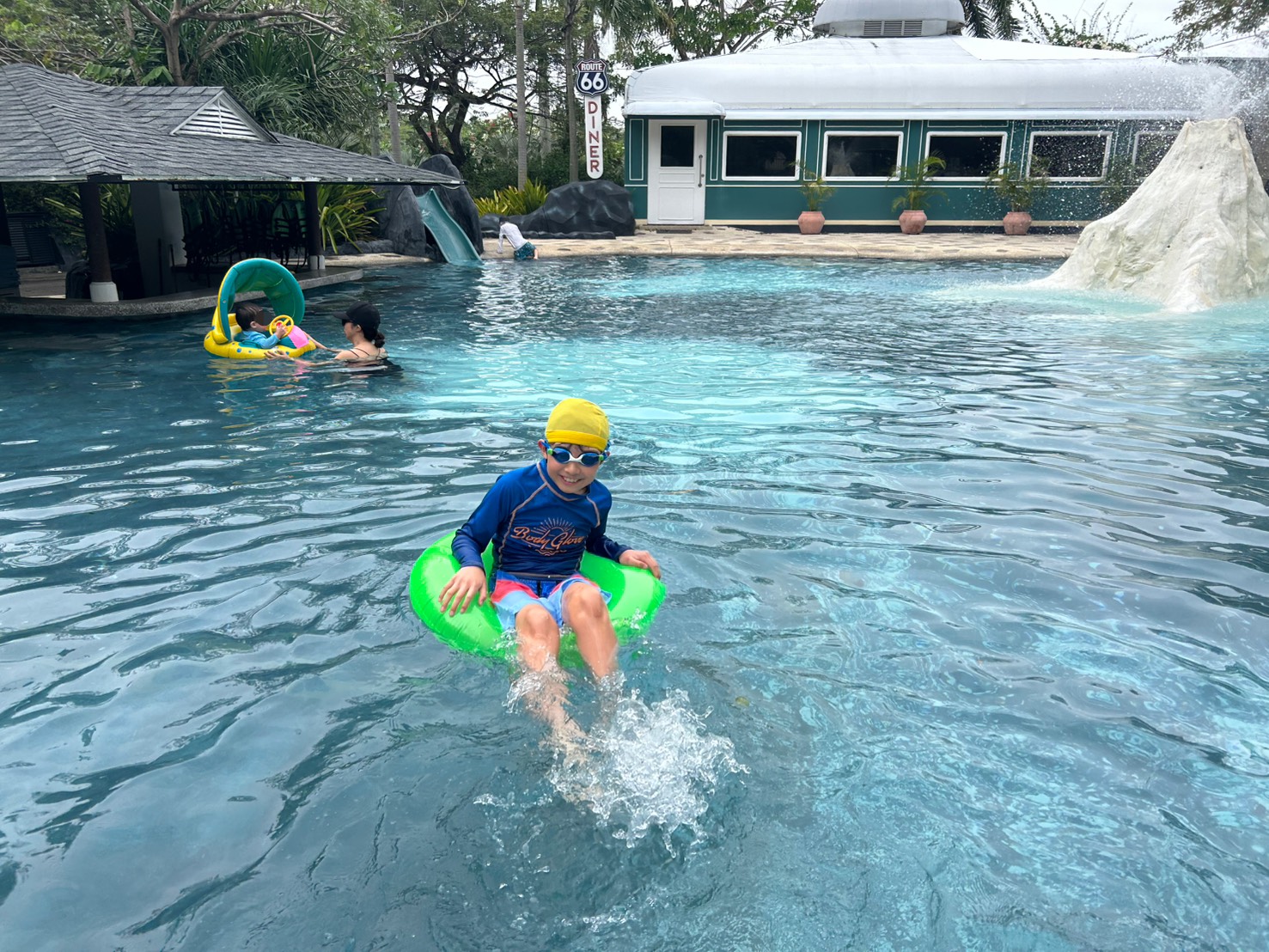 プランテーションベイのプールで遊ぶ子供たち