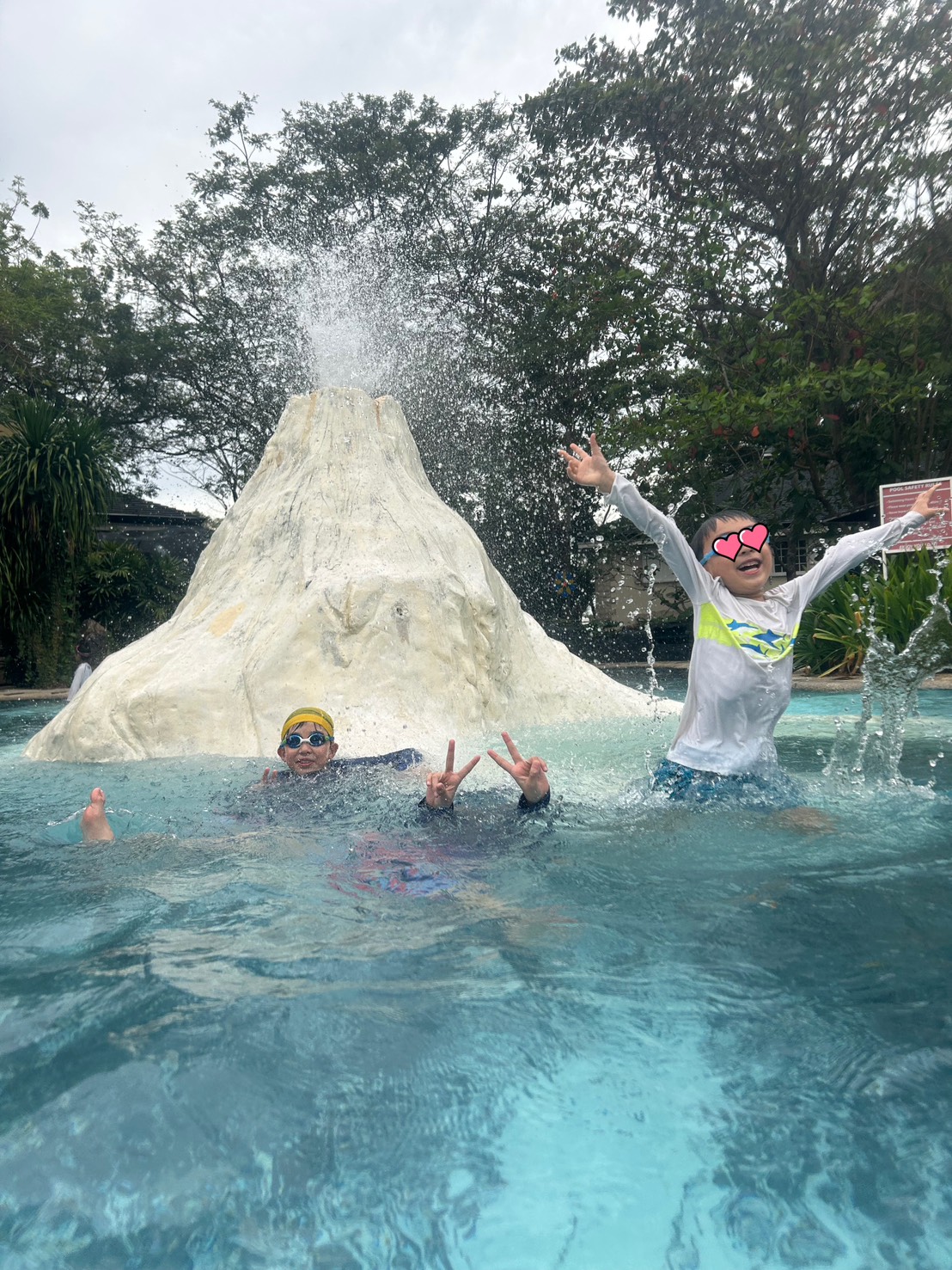 プランテーションベイのプールで楽しむ子どもたち