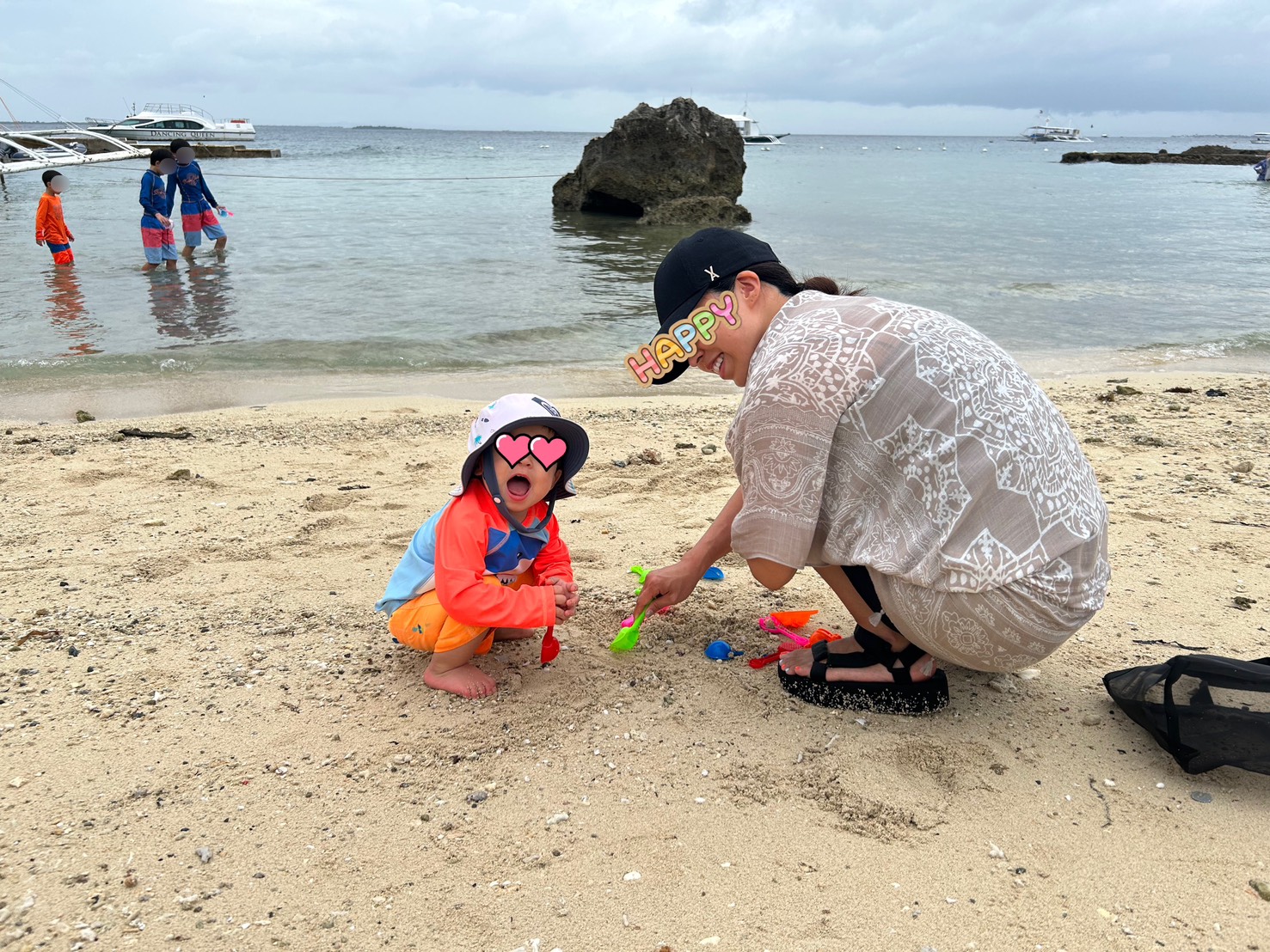 プランテーションベイのビーチで砂遊び