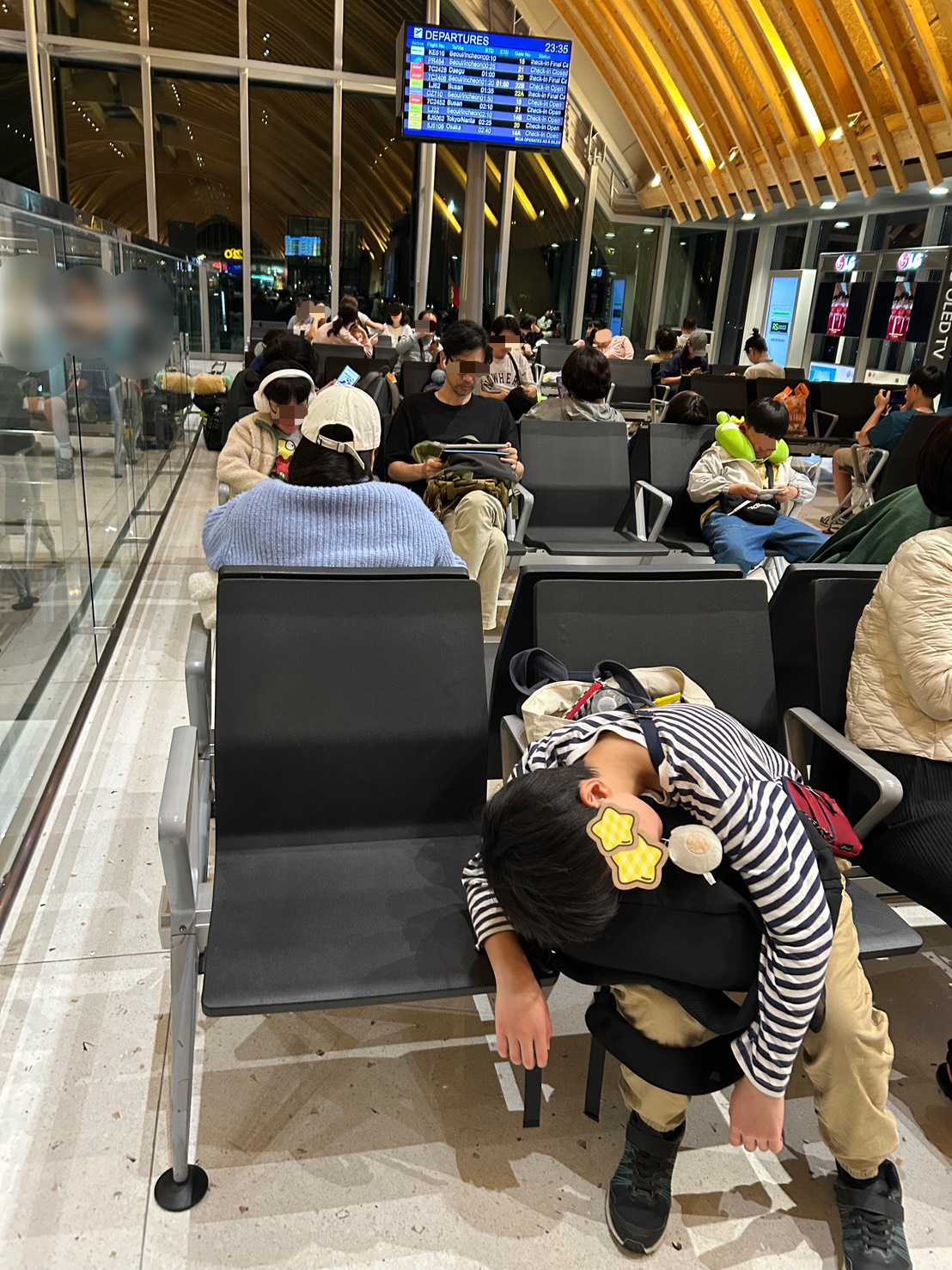 セブ空港の搭乗口付近で休む子ども