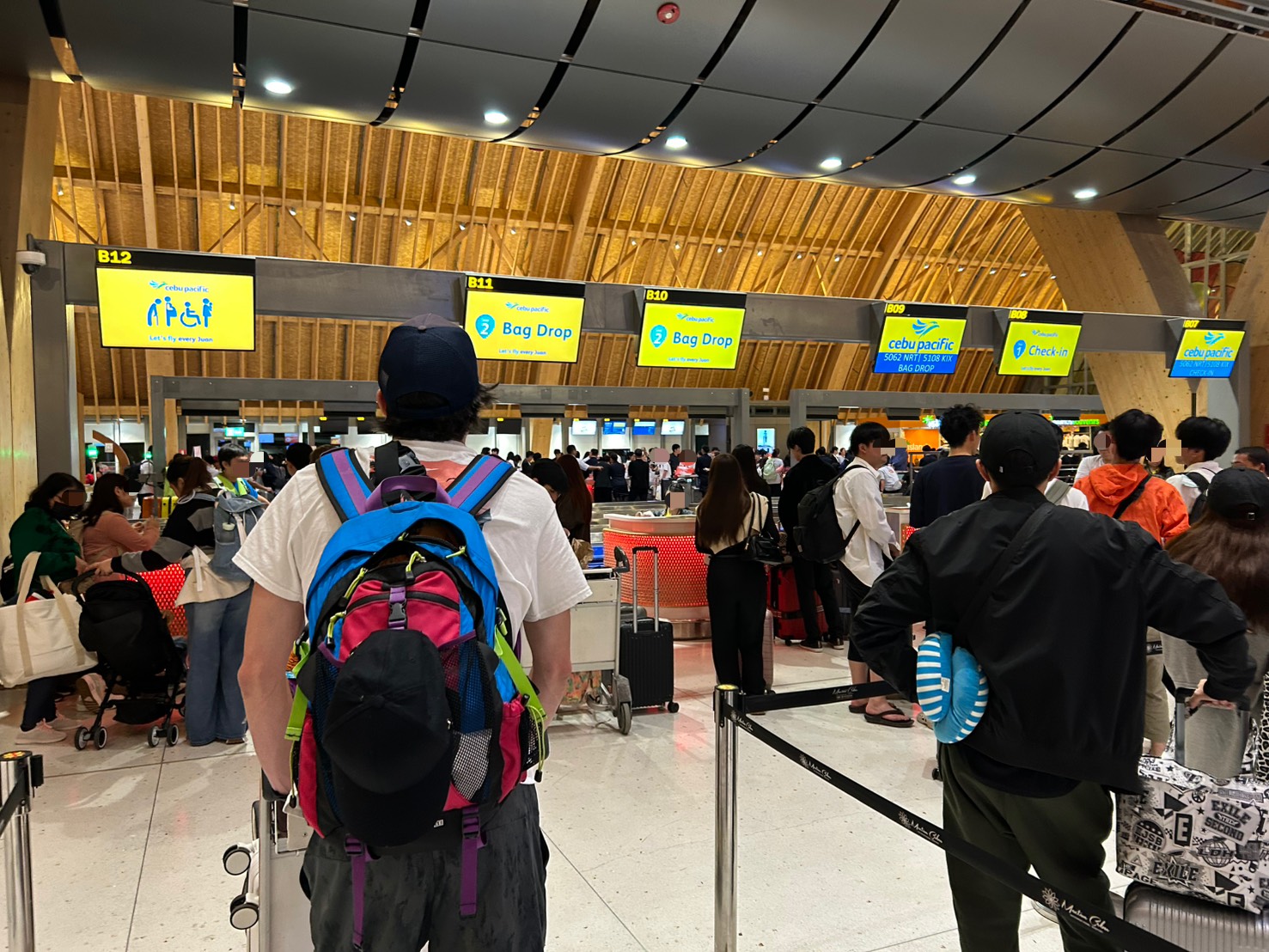 セブ・マクタン空港のチェックインカウンターで手続き